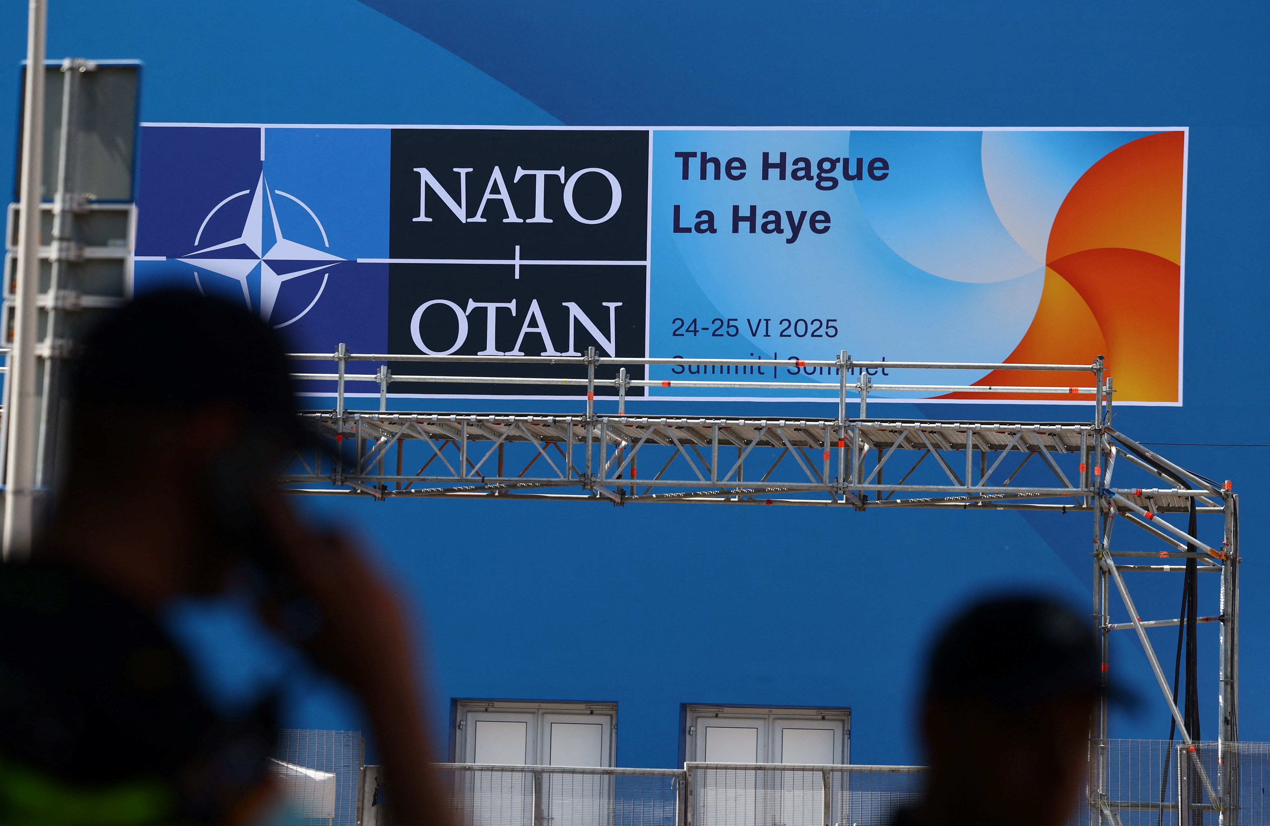 NATO-ի նշանը՝ Հաագայում գագաթնաժողովից առաջ